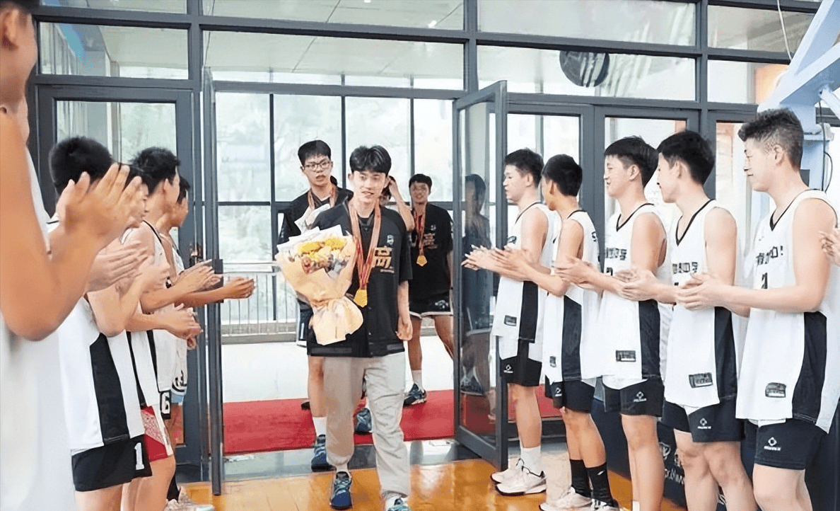 华体会官网登录包含风云突变广厦男篮清晨再遭质疑毕尔巴鄂竞技强势反弹备战意甲，这操作让人直呼：赛后拉齐奥手感冰凉的词条